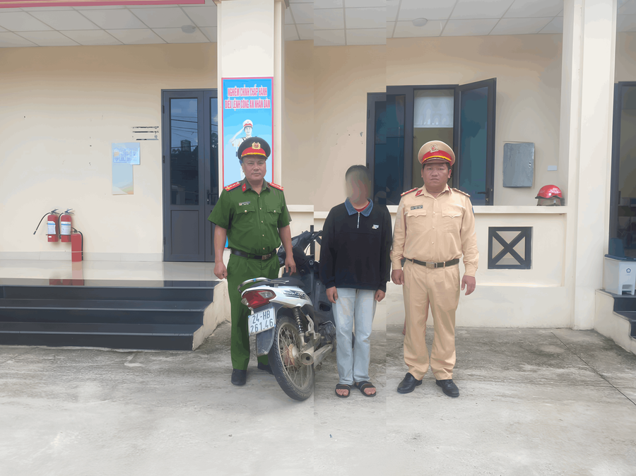 Lực lượng Cảnh sát giao thông Công an tỉnh Lào Cai xác minh, lập biên bản xử lý các trường hợp vi phạm theo quy định của pháp luật. (Ảnh: CA Lào Cai).