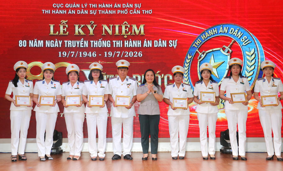 Nhiều cá nhân vinh dự được nhận Kỷ niệm chương "Vì sự nghiệp Tư pháp" (Ảnh: Đình Thương)