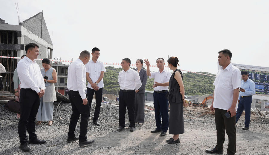 Đoàn đến tham quan Trường Phổ thông Nội trú liên cấp Tiểu học và Trung học sơ sở Sơn Vĩ.