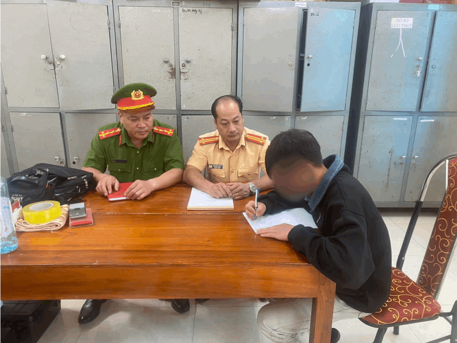 Thiếu niên S.T.D. tại cơ quan Công an làm việc, ký cam kết chấp hành nghiêm các quy định của pháp luật về trật tự, an toàn giao thông. (Ảnh: CA Lào Cai).