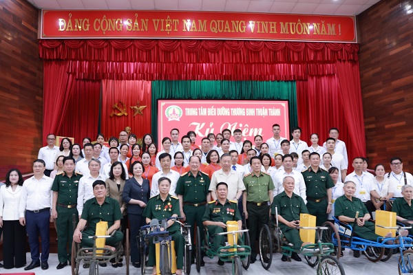 Tổng Bí thư, Chủ tịch nước Tô Lâm cùng các đại biểu chụp ảnh lưu niệm với cán bộ, nhân viên Trung tâm và các thương binh, bệnh binh.