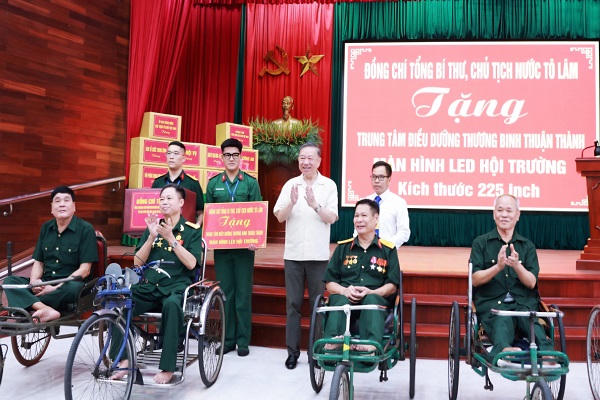 Tổng Bí thư, Chủ tịch nước Tô Lâm tặng quà Trung tâm Điều dưỡng Thương binh Thuận Thành.
