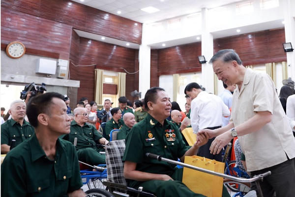 Tổng Bí thư, Chủ tịch nước Tô Lâm gặp gỡ, tặng quà các thương binh tại Trung tâm.