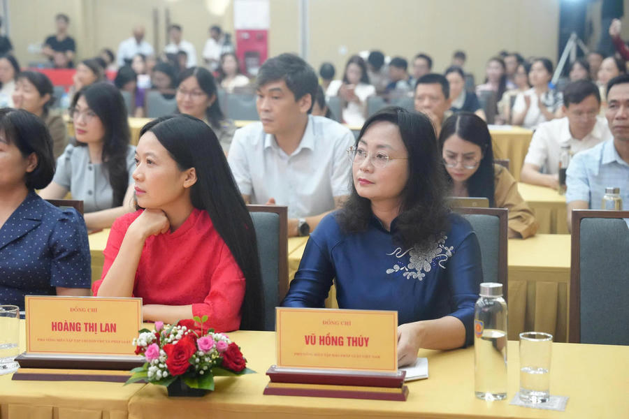 Đại diện Ban tổ chức và các đại biểu tham dự Lễ Trao giải.