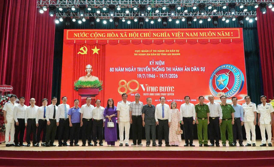 Các đại biểu chụp ảnh lưu niệm tại Lễ kỷ niệm. 