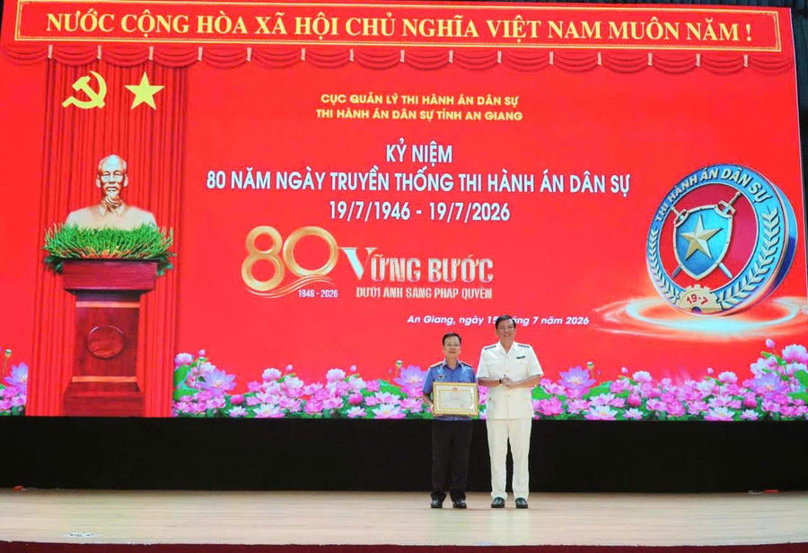 Trao bằng khen của Bộ trưởng Bộ Tư pháp cho Phòng THA Khu vực 1, THADS tỉnh An Giang và các tập thể có thành tích xuất sắc.