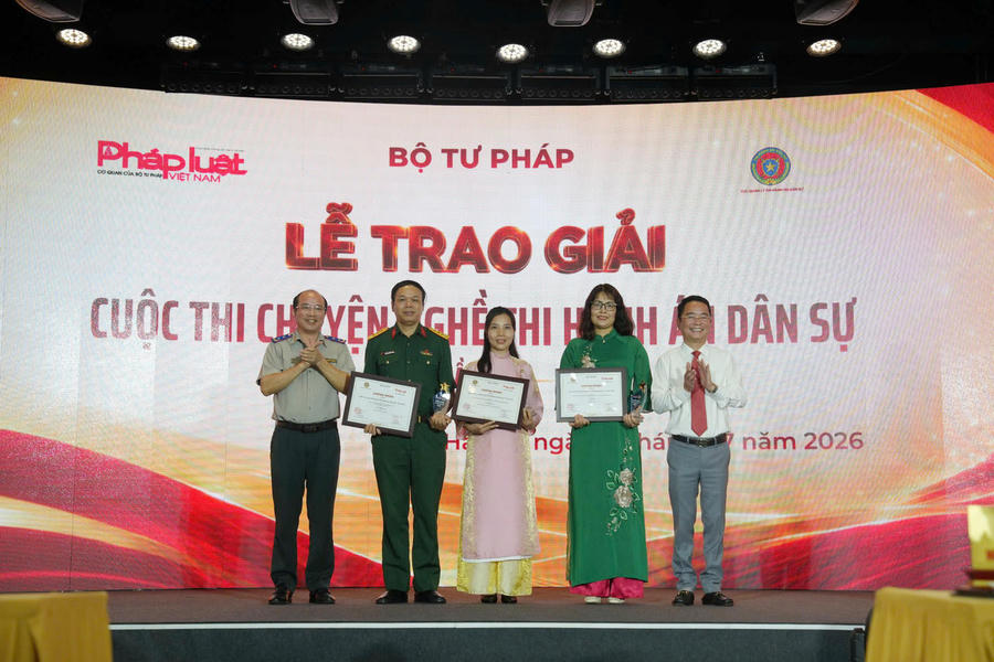 Đại diện Ban Tổ chức, TS. Vũ Hoài Nam - Bí thư Đảng ủy, Tổng Biên tập Báo Pháp luật Việt Nam và Đ/c Nguyễn Thắng Lợi - Ủy viên Ban Thường vụ Đảng ủy, Cục trưởng Cục Quản lý Thi hành án dân sự trao Giải B.