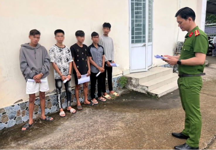 Nhóm đối tượng mang dao đi giải quyết mâu thuẫn bị tạm giam. Ảnh: Công an cung cấp