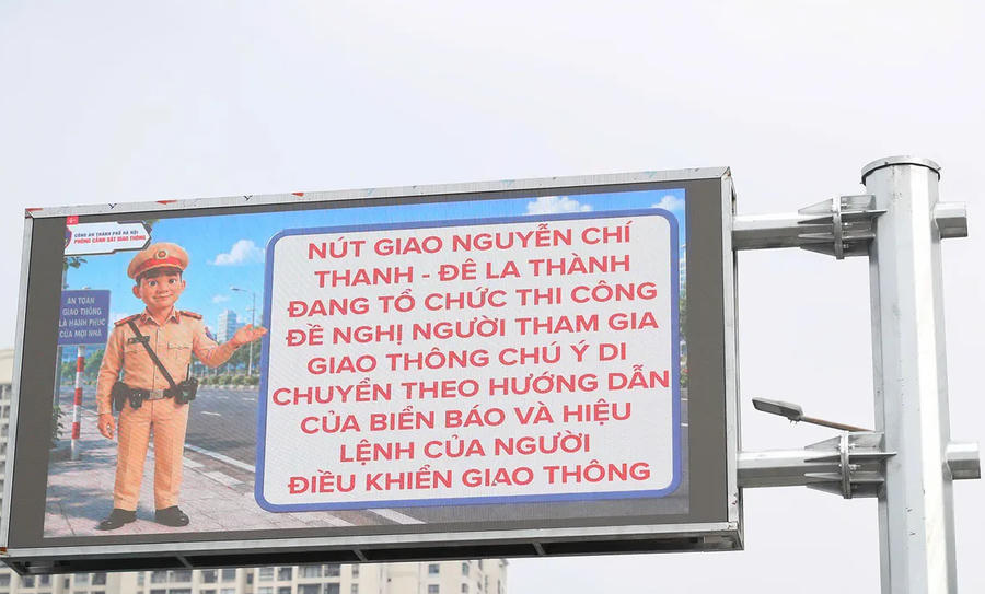 Màn hình LED thông minh giúp người dân lựa chọn lộ trình phù hợp khi được thông báo các tình huống tắc đường, ngập úng.