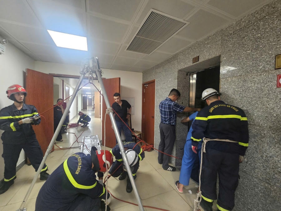 Lực lượng Cảnh sát PCCC và CNCH triển khai đội hình tiếp cận nạn nhân dưới giếng thang máy.