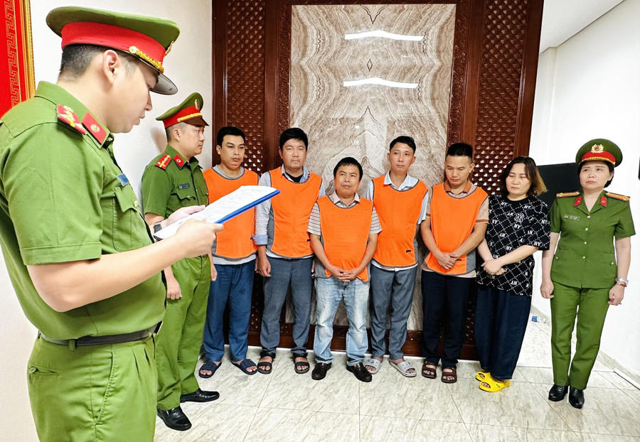 Lực lượng chức năng thi hành lệnh bắt bị can để tạm giam. (Ảnh: CATH)
