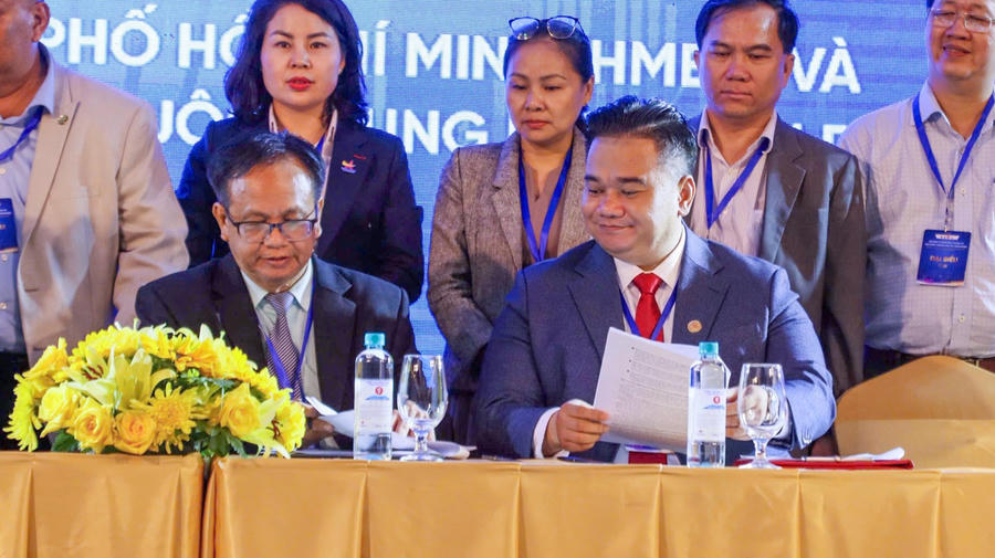 Ông Nguyễn Duy Khương, Phó Chủ tịch VINATIPC, ký kết hợp tác với Hội Thiết bị Y tế TP.HCM.