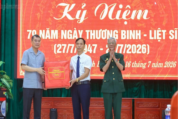 Thủ tướng Lê Minh Hưng tặng quà Trung tâm Điều dưỡng Thương binh Kim Bảng, tỉnh Ninh Bình.