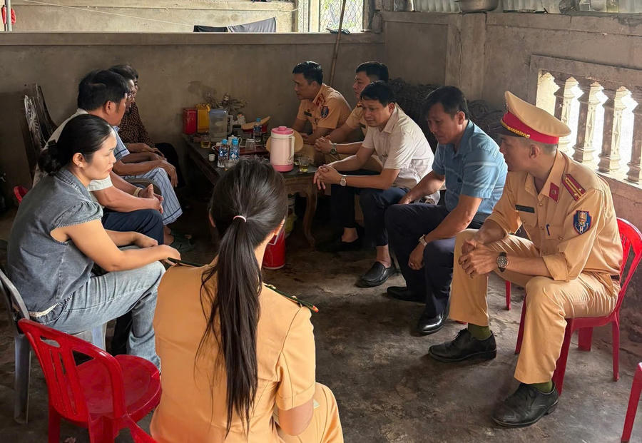 Tri ân thăm hỏi gia đình bệnh binh Phan Văn Mão.