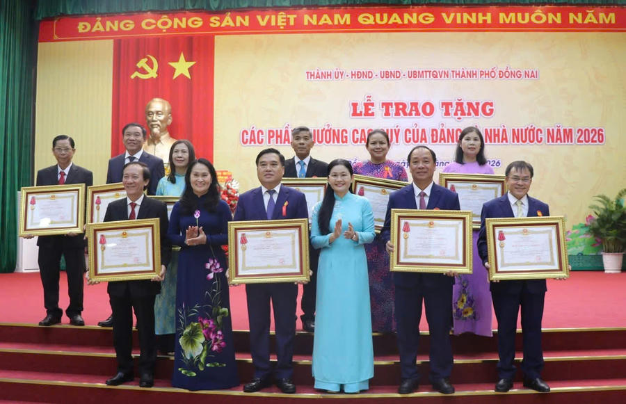 Các tập thể, cá nhân xuất sắc vinh dự nhận phần thưởng cao quý của Đảng, Nhà nước.