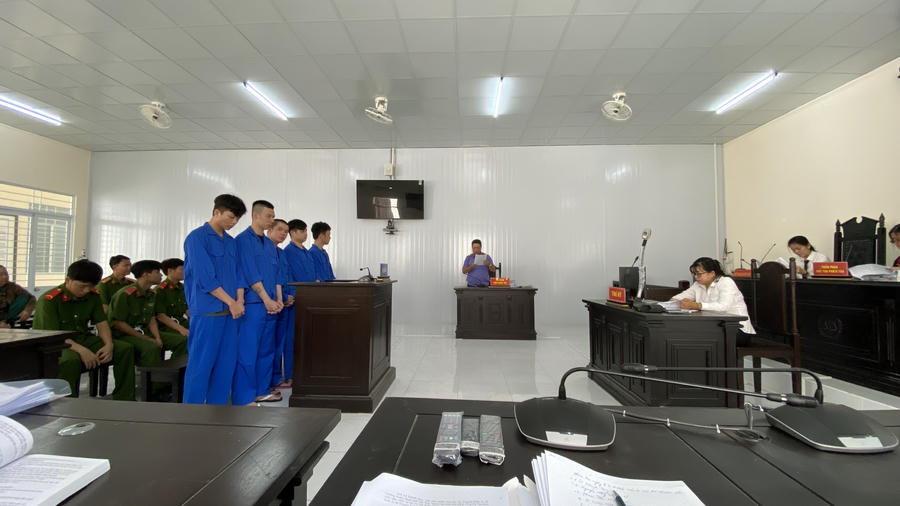 Đại diện Viện kiểm sát trình bày quan điểm luận tội và đề nghị mức án đối với các bị cáo đã thành niên.
