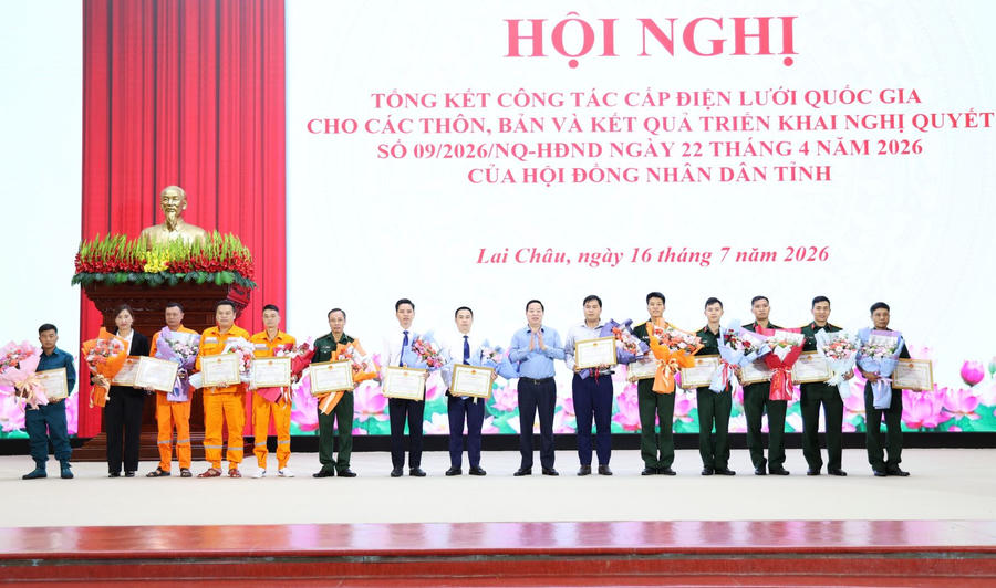 Các cá nhân, tập thể, cán bộ, chiến sĩ có thành tích xuất sắc được trao tặng Bằng khen. (Ảnh: Cổng TTĐT tỉnh Lai Châu)