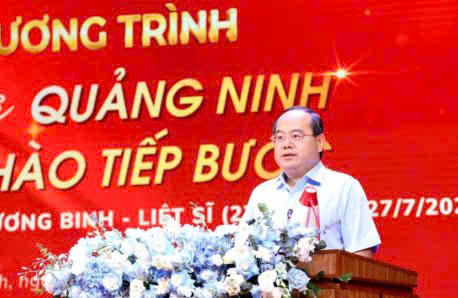 Ông Quản Minh Cường, Ủy viên Trung ương Đảng, Bí thư Tỉnh ủy, Trưởng Đoàn ĐBQH tỉnh, phát biểu tại chương trình.