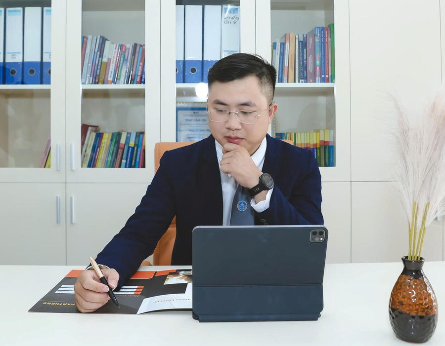 Thạc sỹ, Luật sư Lê Văn Thuyết (Giám đốc Công ty Luật DKI và Cộng sự , Đoàn Luật sư TP Hồ Chí Minh). Thạc sỹ, Luật sư Lê Văn Thuyết (Giám đốc Công ty Luật DKI và Cộng sự , Đoàn Luật sư TP Hồ Chí Minh).