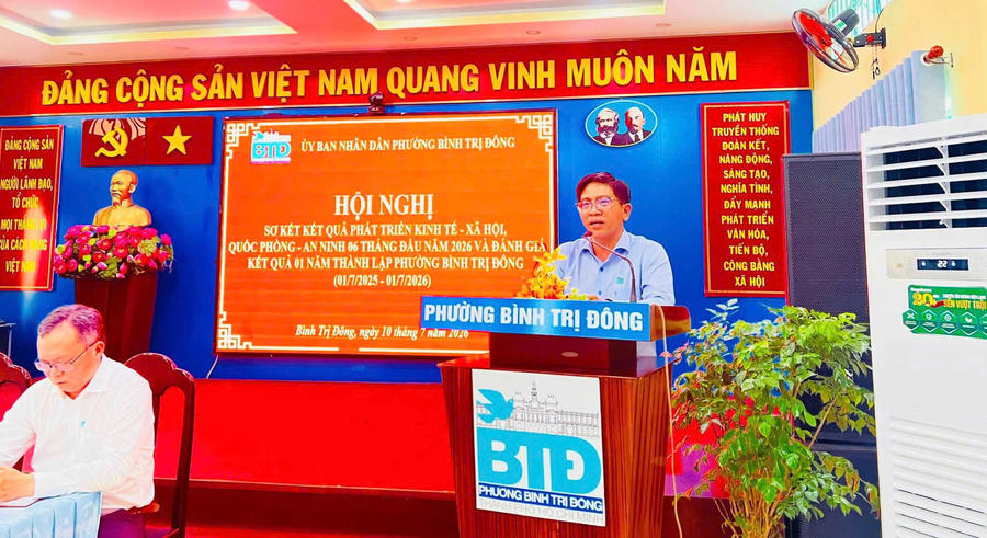 Ông Bùi Thanh Hoài, Phó Bí thư Đảng ủy, Chủ tịch UBND phường Bình Trị Đông phát biểu tại hội nghị.