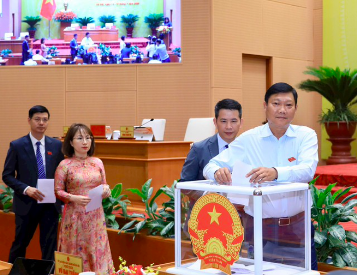 Các đại biểu HĐND thành phố Hà Nội bỏ phiếu thông qua Nghị quyết. Ảnh: Thành Thái