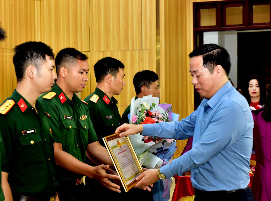 Các cá nhân, tập thể, cán bộ, chiến sĩ có thành tích xuất sắc được trao tặng Bằng khen. (Ảnh: Cổng TTĐT tỉnh Lai Châu)