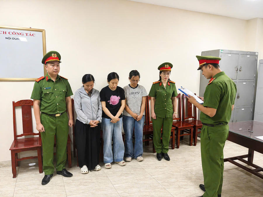 Lực lượng chức năng thi hành quyết định khởi tố bị can và áp dụng biện pháp cấm đi khỏi nơi cư trú. (Ảnh: CATH)