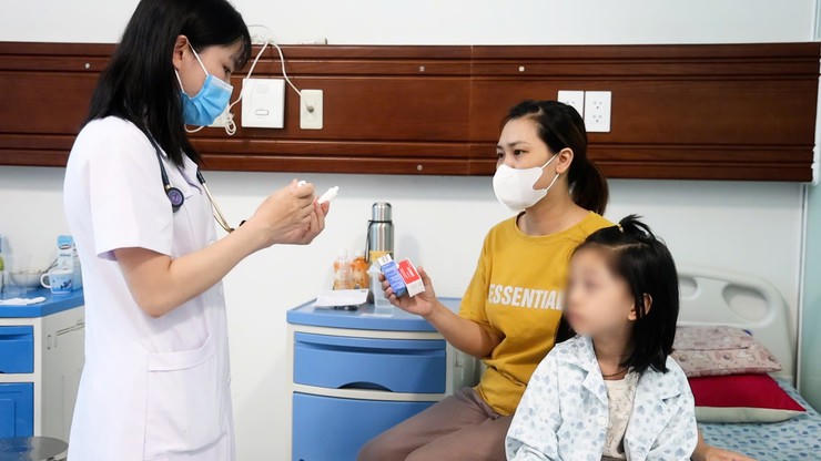 Phụ huynh cần đưa trẻ đến cơ sở khám chữa bệnh khi xuất hiện các dấu hiệu cảnh báo sẽ giúp hạn chế nguy cơ biến chứng. Ảnh: SYTHN