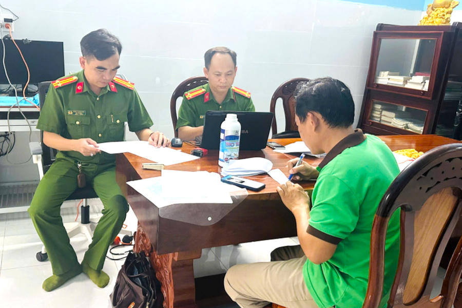 Cảnh sát kinh tế Công an Cà Mau kiểm tra, tuyên truyền nâng cao ý thức chấp hành pháp luật tại cơ sở kinh doanh vật tư nông nghiệp và thuốc thú y; các sản phẩm xử lý môi trường nuôi trồng thủy sản.