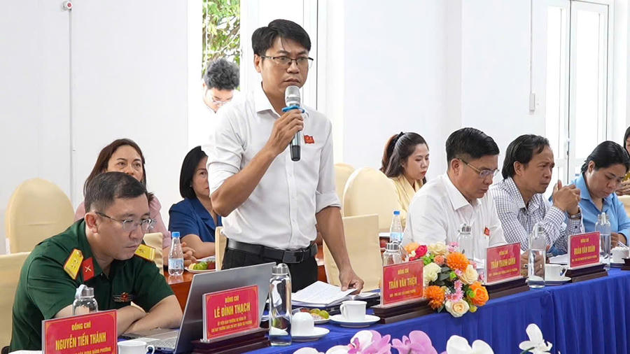 Đại biểu phát biểu ý kiến.
