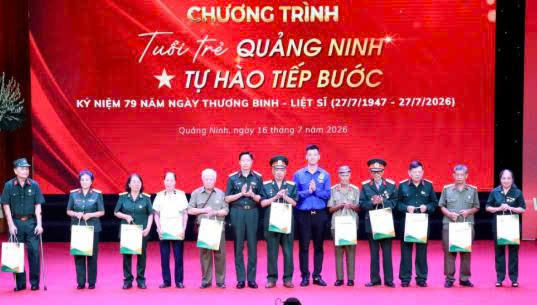 Đại diện Ban Thường vụ Tỉnh Đoàn, Binh đoàn 19 trao các suất quà tri ân các thương binh, bệnh binh, cựu thanh niên xung phong, gia đình chính sách và người có công với cách mạng.