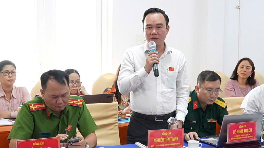 Đại biểu phát biểu ý kiến.