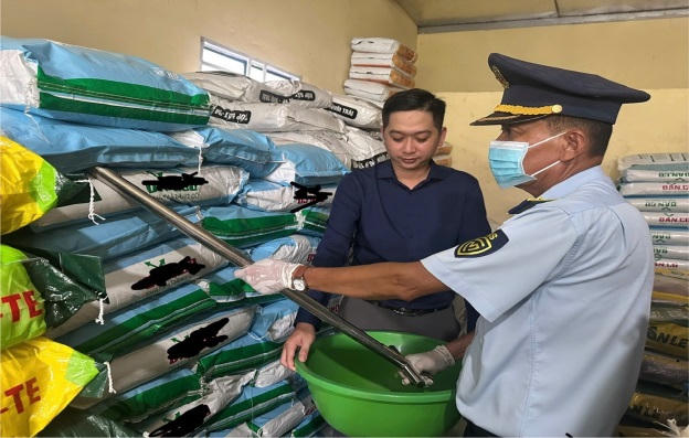 Xử phạt 3 cơ sở kinh doanh phân bón số tiền gần 150 triệu đồng.
