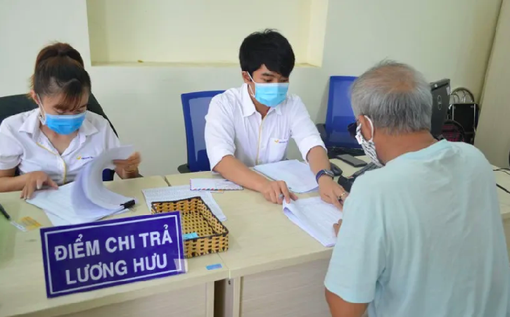 Hà Nội tổ chức đợt cao điểm chi trả lương hưu, trợ cấp BHXH không bị gián đoạn.