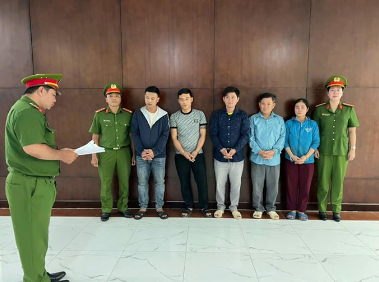 Công an khởi tố 5 đối tượng trong đường dây sản xuất, tiêu thụ bột ngọt và hạt nêm giả. Ảnh: Công an TP HCM