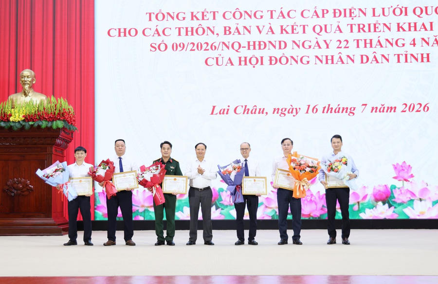 Các cá nhân, tập thể, cán bộ, chiến sĩ có thành tích xuất sắc được trao tặng Bằng khen. (Ảnh: Cổng TTĐT tỉnh Lai Châu)
