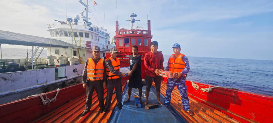 Lực lượng chức năng BTL Vùng Cảnh sát biển 4 kiểm tra hồ sơ, giấy tờ Tàu 3177.