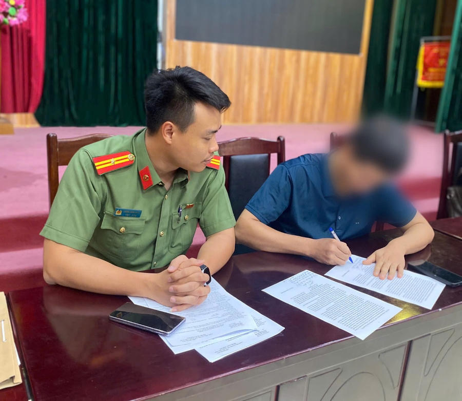 Cơ quan Công an làm việc với các trường hợp vi phạm.
 (Ảnh: Công an TP Hà Nội)