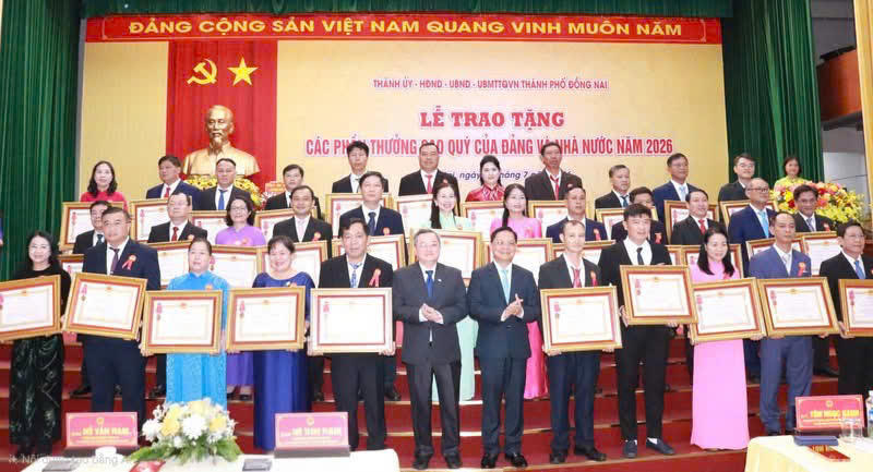 Trao tặng các phần thưởng cao quý của Đảng và Nhà nước cho các tập thể, cá nhân có thành tích xuất sắc.