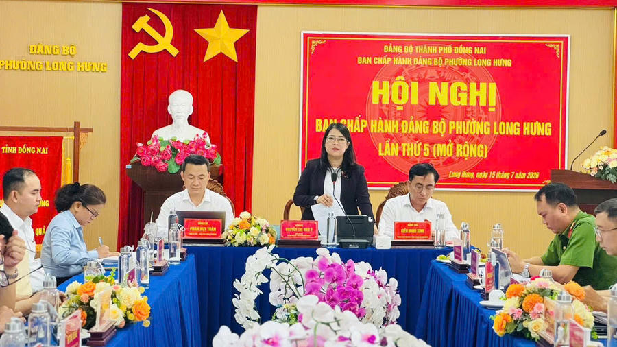 Bà Nguyễn Thị Như Ý - Thành ủy viên, Bí thư Đảng ủy, Chủ tịch HĐND phường Long Hưng chủ trì hội nghị