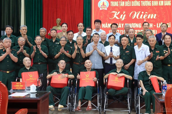 Thủ tướng Lê Minh Hưng và đoàn công tác chụp ảnh cùng các thương binh, bệnh binh tại Trung tâm Điều dưỡng Thương binh Kim Bảng, tỉnh Ninh Bình.