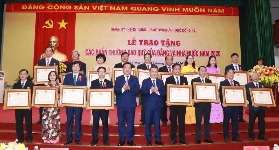 Thừa ủy quyền, lãnh đạo TP Đồng Nai trao tặng các phần thưởng cao quý của Đảng và Nhà nước cho các tập thể, cá nhân. Thừa ủy quyền, lãnh đạo TP Đồng Nai trao tặng các phần thưởng cao quý của Đảng và Nhà nước cho các tập thể, cá nhân.