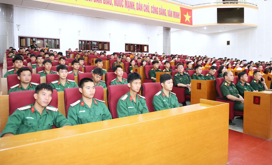 Cán bộ, chiến sĩ Bộ Chỉ huy Quân sự tỉnh được đánh giá cao trong công tác phối hợp triển khai tham gia thực hiện cấp điện lưới Quốc gia cho các thôn, bản trên địa bàn tỉnh Lai Châu. (Ảnh: Cổng TTĐT tỉnh Lai Châu)