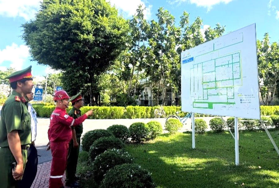 Chỉ huy Đồn Công an Khu công nghiệp Khí - Điện - Đạm khảo sát khu vực cổng ra vào Nhà máy Đạm Cà Mau nhằm bảo đảm an ninh, an toàn khu vực sản xuất.