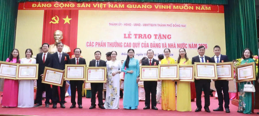 Thừa ủy quyền, lãnh đạo TP Đồng Nai trao tặng các phần thưởng cao quý của Đảng và Nhà nước cho các tập thể, cá nhân có thành tích xuất sắc.