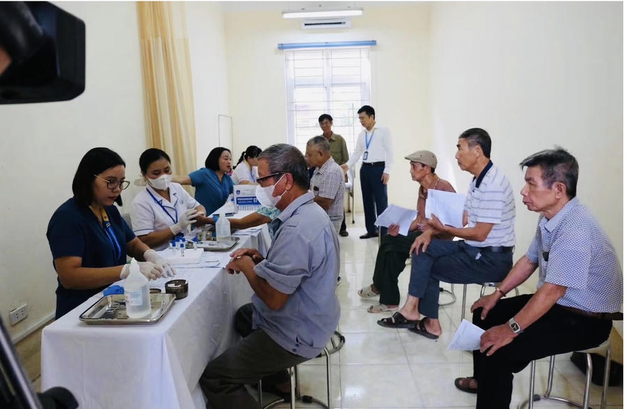 Khám sức khỏe miễn phí tri ân người có công tại xã Sóc Sơn (Hà Nội). Ảnh Hà Nội Mới