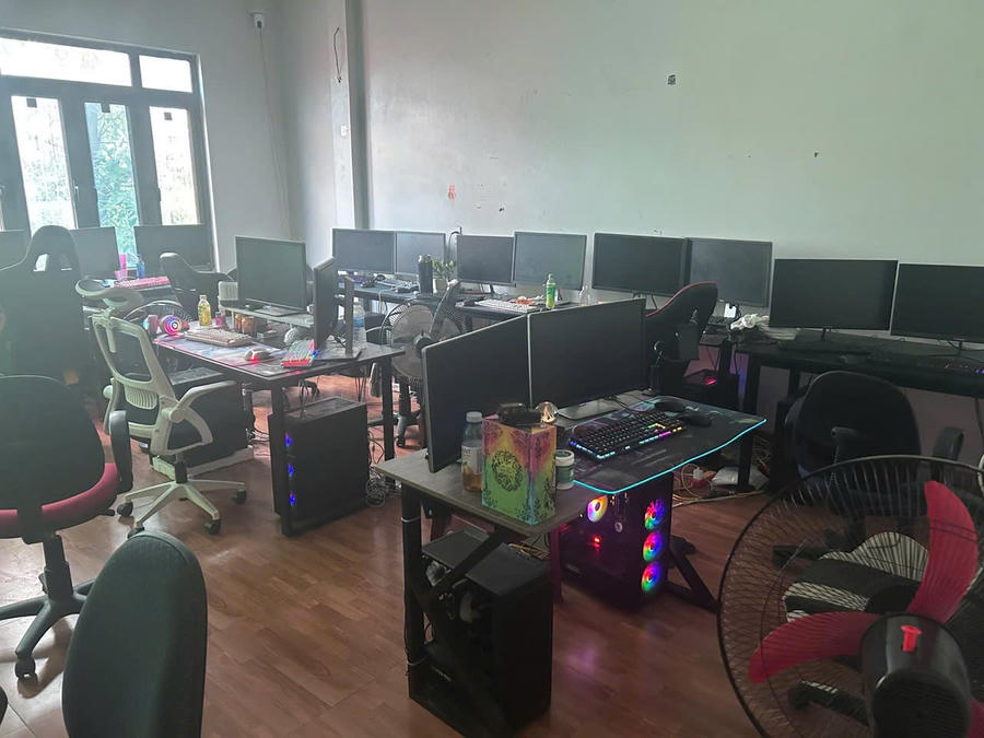 Hệ thống máy tính được các đối tượng lắp đặt để thực hiện hành vi chiếm quyền truy cập Facebook.
