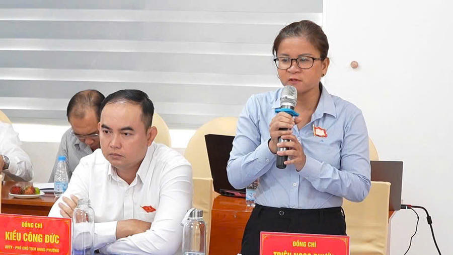 Đại biểu trình bày tham luận tại hội nghị.