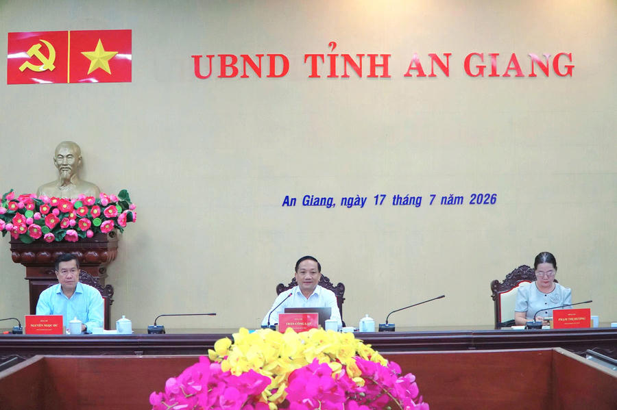 Các đại biểu chủ trì hội nghị.