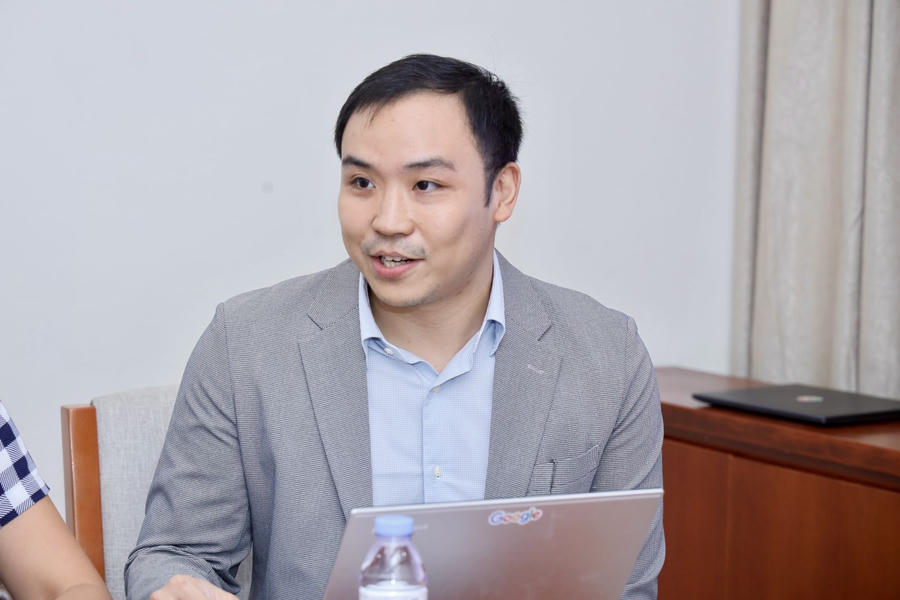 Thành viên Google trao đổi tại buổi làm việc